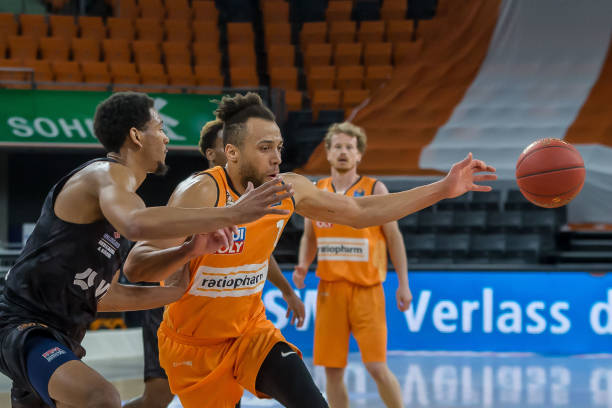 她在发球和 她在发球和